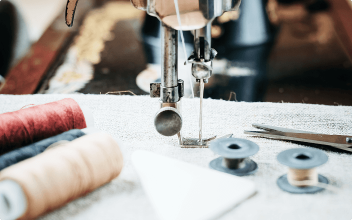 工業用ミシンと裁縫道具の写真